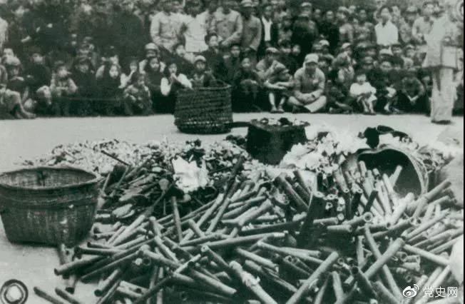 1950年2月24日，政務(wù)院發(fā)出《關(guān)于嚴(yán)禁鴉片煙毒的通令》。圖為政府收繳的煙具和賭具。