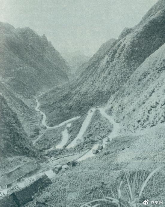 　　1935年2月18日至21日，紅軍奪取桐梓、占領(lǐng)婁山關(guān)、再克遵義城，取得了殲滅和擊潰國民黨軍2個(gè)師又8個(gè)團(tuán)的大勝利。圖為黔北要隘婁山關(guān)。
