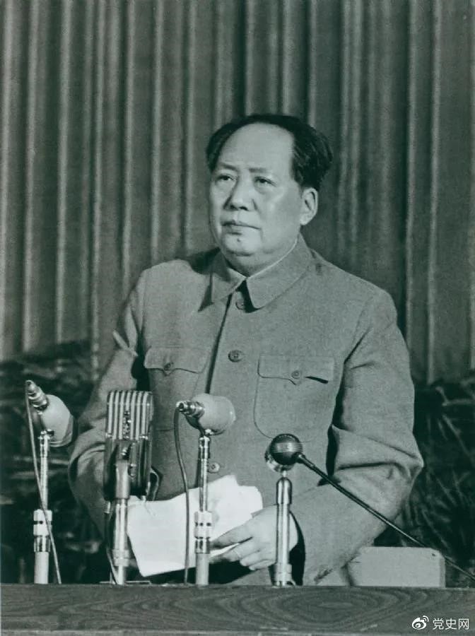 　　1957年2月27日，毛澤東在最高國(guó)務(wù)會(huì)議第十一次（擴(kuò)大）會(huì)議上發(fā)表《如何處理人民內(nèi)部的矛盾》（后改為《關(guān)于正確處理人民內(nèi)部矛盾的問題》）講話。
