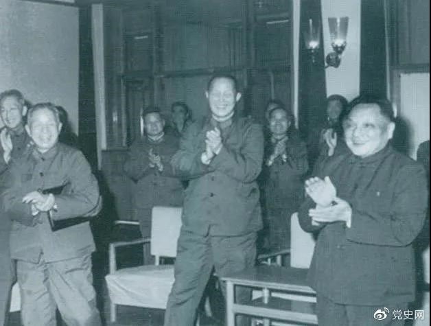 1978年3月，鄧小平和參加五屆人大一次會議的解放軍代表在一起。