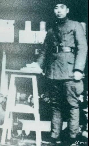 1939年3月10日，周恩來為新四軍排以上干部作題為《目前形勢與新四軍任務(wù)》的報(bào)告。