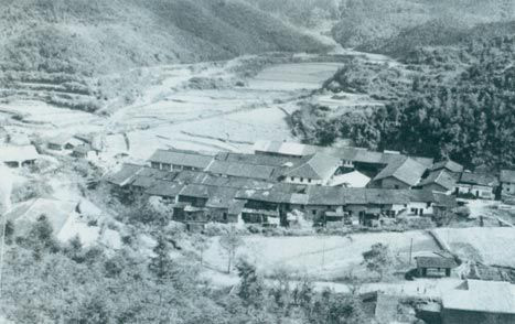 1929年3月14日，毛澤東同朱德指揮紅四軍進(jìn)攻長(zhǎng)嶺寨，殲敵兩千余人，擊斃敵旅長(zhǎng)郭鳳鳴，乘勝占領(lǐng)長(zhǎng)汀城。圖為長(zhǎng)嶺寨。