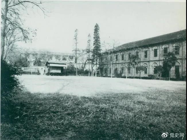 　　1927年3月18日，毛澤東出席在武昌舉行的河南武裝農(nóng)民代表大會(huì)，并作湖南農(nóng)運(yùn)狀況報(bào)告。圖為大會(huì)會(huì)場(chǎng)——武昌農(nóng)講所大操場(chǎng)。