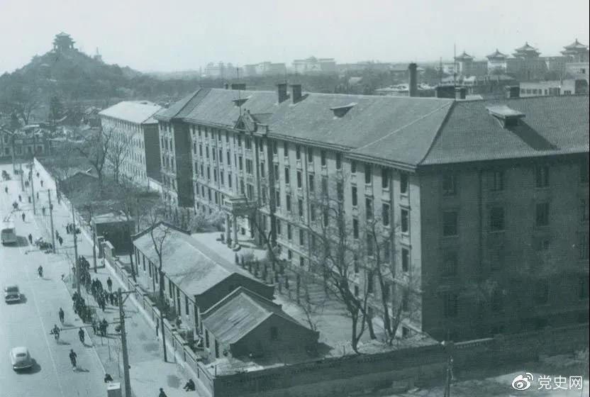 北京大學(xué)紅樓。1918年8月至1919年3月毛澤東在北京期間，曾在這里擔(dān)任圖書館助理員。