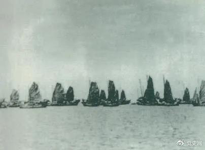 1950年4月16日，人民解放軍發(fā)起大規(guī)模渡海戰(zhàn)役，強渡瓊州海峽。5月1日，海南全島解放。