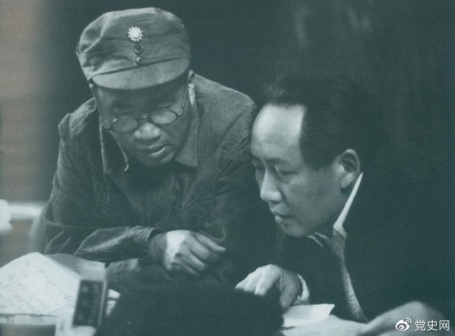 1945年4月，毛澤東和朱德在中國共產(chǎn)黨第七次全國代表大會(huì)上。