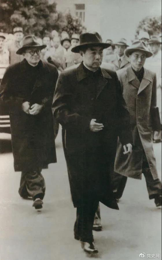 1954年4月26日，日內(nèi)瓦會議開幕。圖為周恩來率中國代表團進入會場。