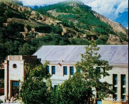 圖為中國共產(chǎn)黨第七次全國代表大會會址——延安楊家?guī)X中央大禮堂。