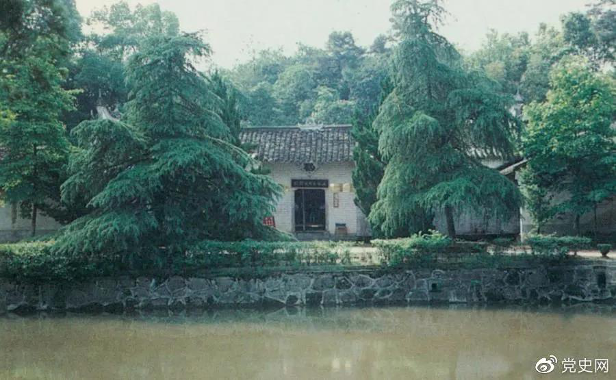 圖為任弼時(shí)故居。1904年4月30日，任弼時(shí)出生在湖南省湘陰縣熟塘鄉(xiāng)唐家橋（今屬汨羅市）。