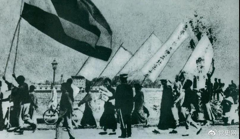 1919年5月4日，北京爆發(fā)學(xué)生反帝愛國運(yùn)動。這是北京大學(xué)學(xué)生的示威游行隊(duì)伍。