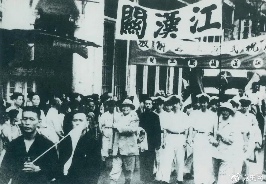 1949年5月17日，第四野戰(zhàn)軍解放武漢。圖為武漢人民歡慶解放。