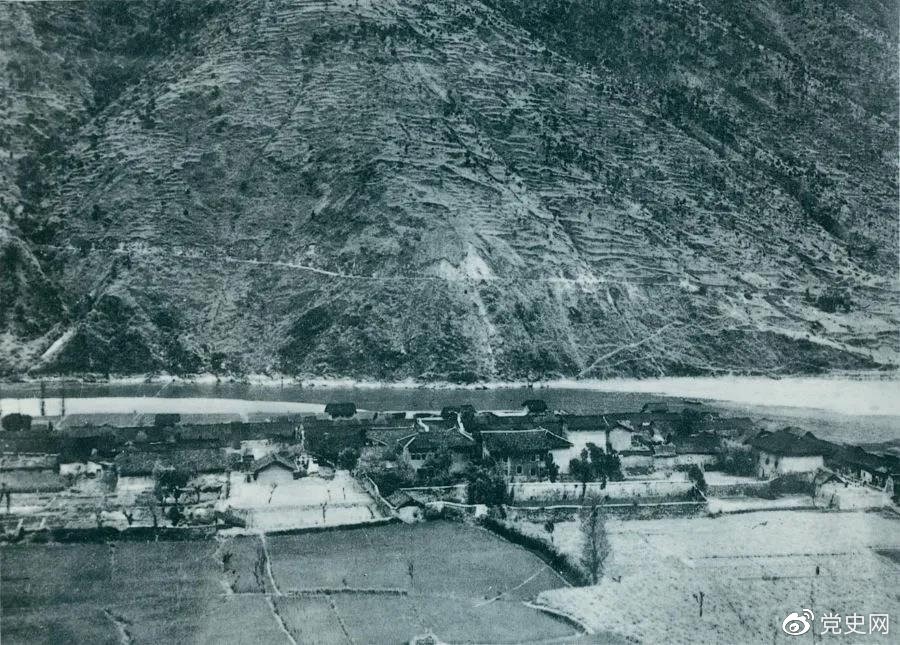 　　1935年5月25日，紅一方面軍到達大渡河南岸的安順場。紅軍17名勇士靠一葉孤舟強渡大渡河，為沿大渡河左岸北上的部隊打開了一條通道。圖為安順場一角。