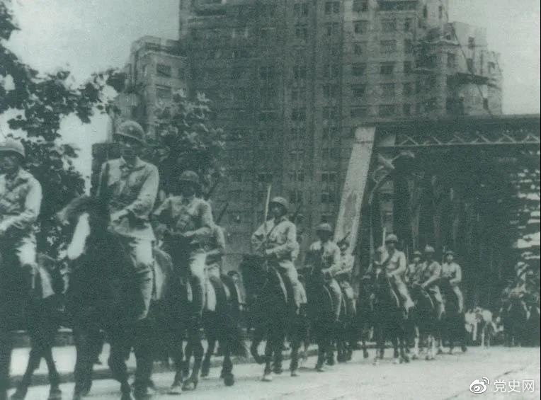 　　1949年5月，人民解放軍殲滅退守上海的敵軍15萬人，解放了這個中國最大的城市。圖為解放軍進(jìn)駐上海。