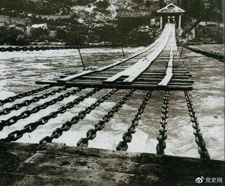 　　1935年5月29日，中央紅軍左縱隊(duì)先頭部隊(duì)在瀘定橋西頭發(fā)起奪橋戰(zhàn)斗，勝利搶占大橋。圖為瀘定橋。