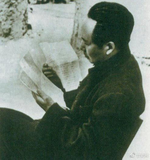 　　1946年6月，國(guó)民黨撕毀停戰(zhàn)協(xié)定和政協(xié)決議，挑起全面內(nèi)戰(zhàn)。這是毛澤東在延安審閱有關(guān)自衛(wèi)反擊的電報(bào)。