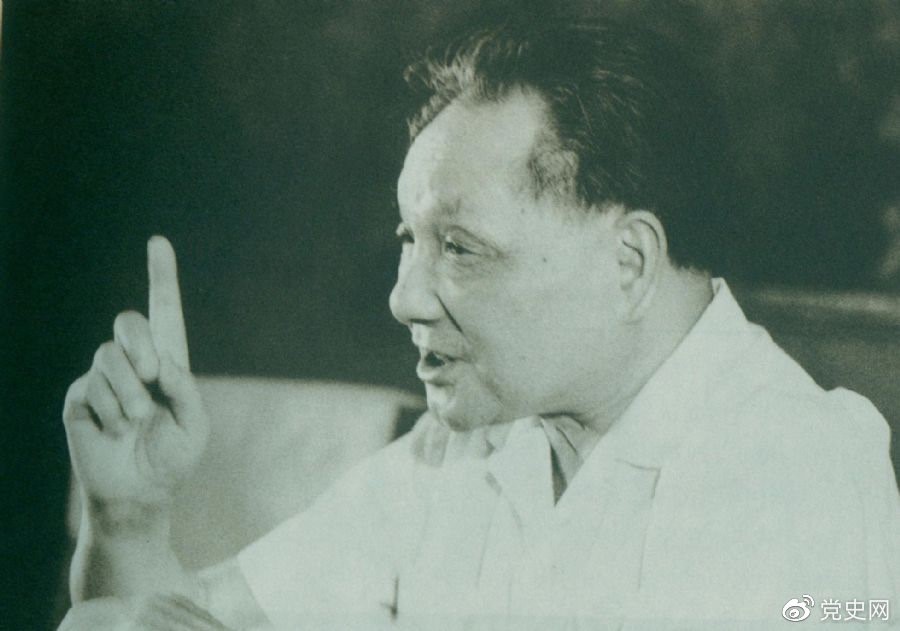 　　1981年6月27日，中共十一屆六中全會通過《關(guān)于建國以來黨的若干歷史問題的決議》。圖為鄧小平在閉幕會上發(fā)表講話。