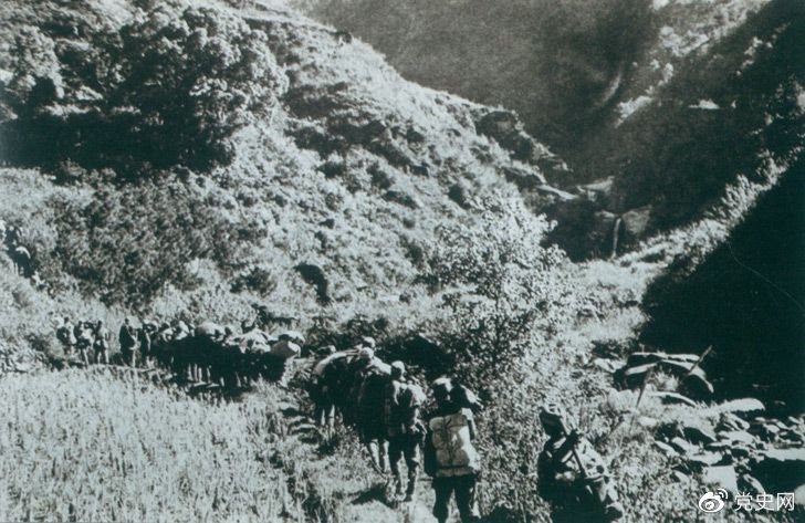 　　1947年6月，劉鄧大軍強(qiáng)渡黃河天險(xiǎn)，千里躍進(jìn)大別山，揭開了中國(guó)人民解放軍戰(zhàn)略進(jìn)攻的序幕。