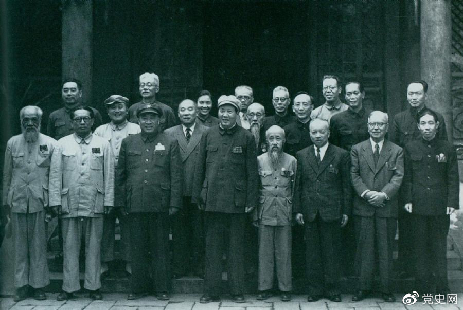 1949年7月5日，新政治協(xié)商會(huì)議籌備會(huì)常務(wù)委員合影。