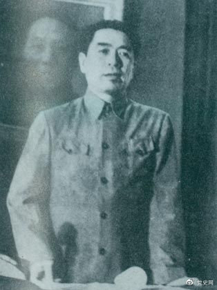 1949年7月6日，周恩來出席中華全國文學藝術(shù)工作者代表大會。圖為周恩來在會上作政治報告。