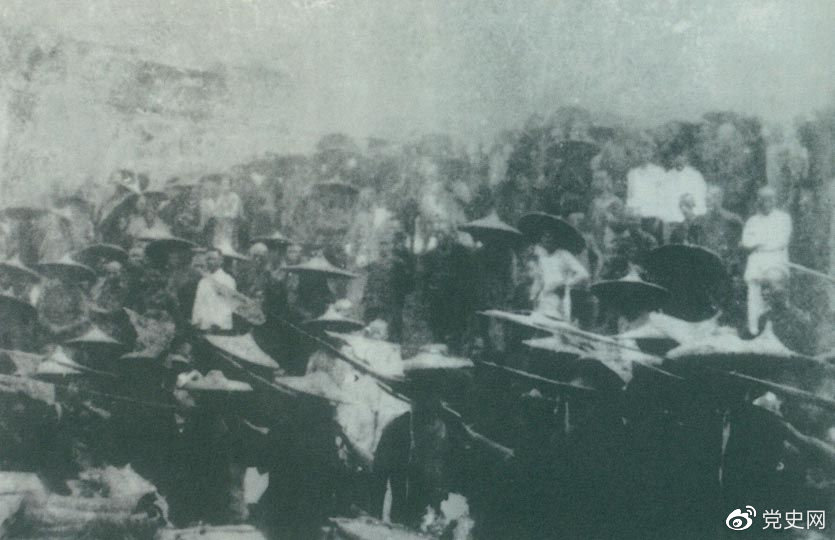 　　1926年7月9日，國民革命軍開始北伐。兩天后，北伐軍的先頭部隊葉挺獨立團攻占了長沙。然后向武漢進攻。一路上，迅猛發(fā)展的農民運動有力地配合了北伐戰(zhàn)爭。在湖南、江西、湖北，農民運動越來越引人注目。這是支援北伐戰(zhàn)爭的農民自衛(wèi)軍。