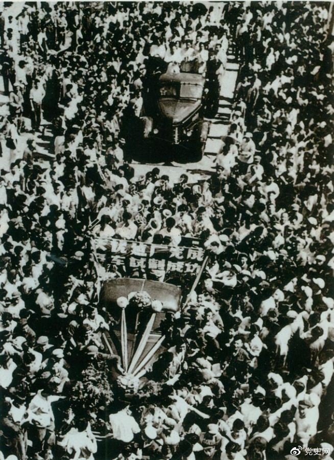 　　1956年7月13日，第一批國產(chǎn)“解放”牌汽車在長春第一汽車制造廠試制成功，結(jié)束了中國不能制造汽車的歷史。圖為7月14日，“解放”牌汽車開下生產(chǎn)線。