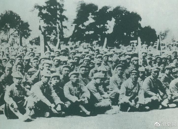 盧溝橋事變后的第11天，1937年7月18日，延安召開群眾大會，毛澤東發(fā)表演說。據(jù)當時報載：“演詞激昂，聽眾均摩拳擦掌，熱血沸騰，愿赴抗日戰(zhàn)場，與日寇決一死戰(zhàn)。”