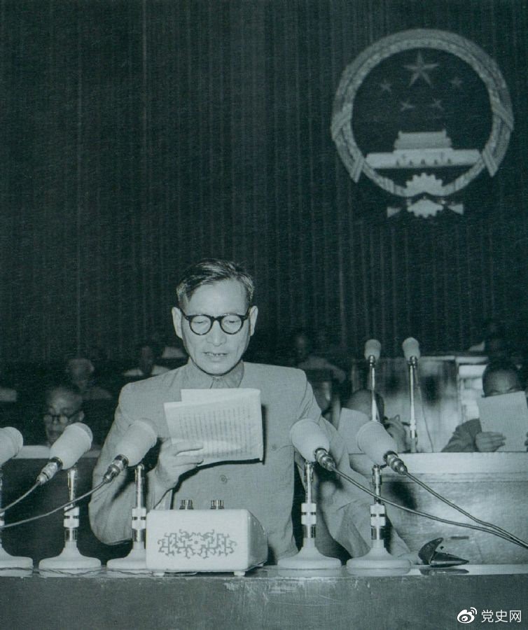 1955年7月，陳云在一屆全國人大二次會議上作堅持和改進(jìn)糧食統(tǒng)購統(tǒng)銷工作的報告。